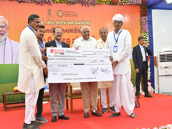 Gujarat CM Bhupendra Patel presents cheques of assistance to FPOs. (Photo/@Bhupendrapbjp)