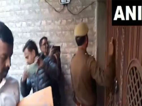 Four-member team of Bengaluru Police arrives at Jaunpur (Photo/ANI)