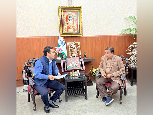 Himachal Pradesh PWD minister Vikramaditya Singh and Union Minister Nitin Gadkari (Photo/ANI) 