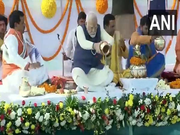 PM Modi offers prayers, performs rituals with reverence at Triveni Sangam (Photo/ANI)