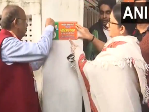 Smiti Irani installs nameplate at BJPs former Delhi President Vijay Goyal's residence (Photo/ ANI)