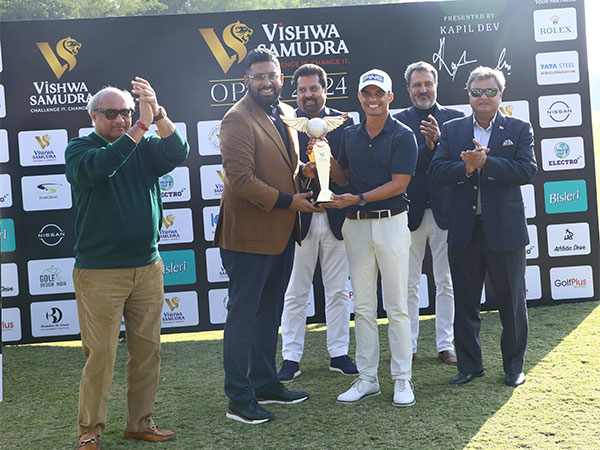 India golfer Ajeetesh Sandhu lifting Vishwa Samudra Open 2024 (Image: PGTI)
