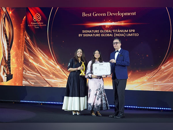 Nidhi Aggarwal and Bharti Aggarwal, esteemed Directors of Signature Global, receiving the 'Best Green Development' award at the Property Guru Asia Property Awards