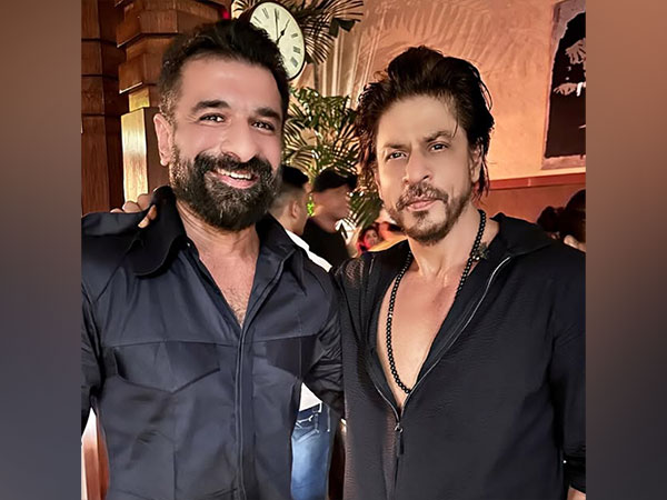 Actor Eijaz Khan with Shah Rukh Khan (IOmage Source: Instagram/@eijazkhan)