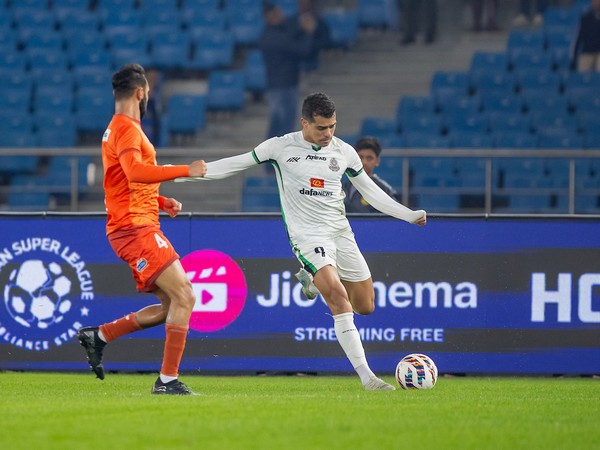 Mohammedan SC's Carlos Henrique Franca Freires in action (Photo: ISL)