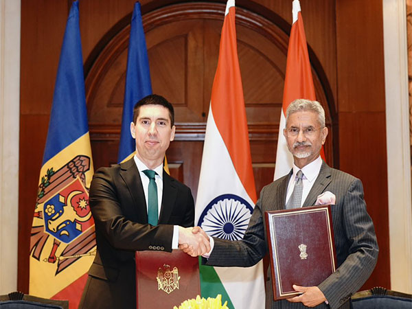 EAM Jaishankar and Moldovan Deputy Prime Minister Popsoi signing the Declaration of Intent on Migration and Mobility in Delhi (Photo/ X@DrSJaishankar)