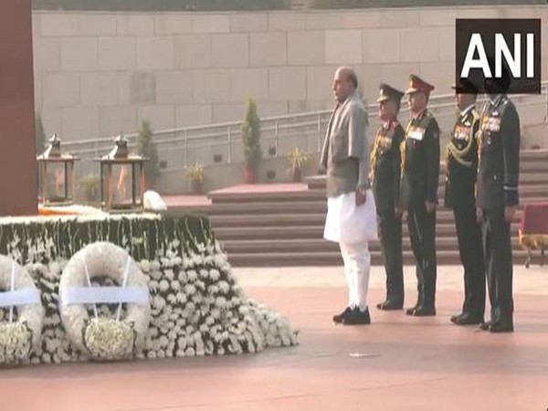 Defence Minister Rajnath Singh  laid a wreath at the National War Memorial on the occasion of Vijay Diwas. (Photo/ANI)