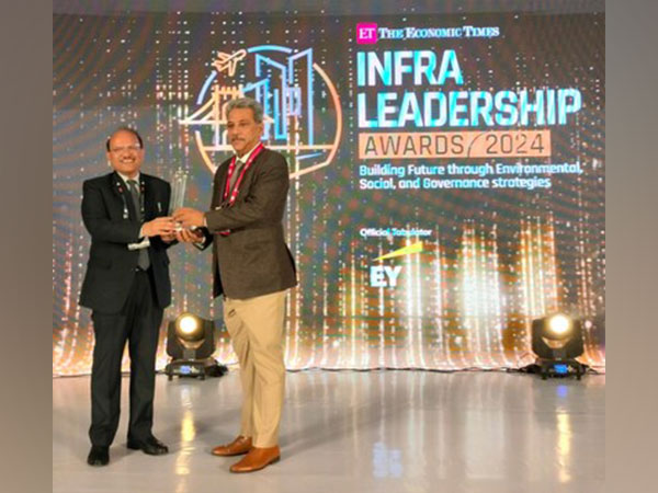  Anil Khandelwal, Ex Member Infrastructure, Railway Board, presenting the Excellence in Transportation Infrastructure – Railways award