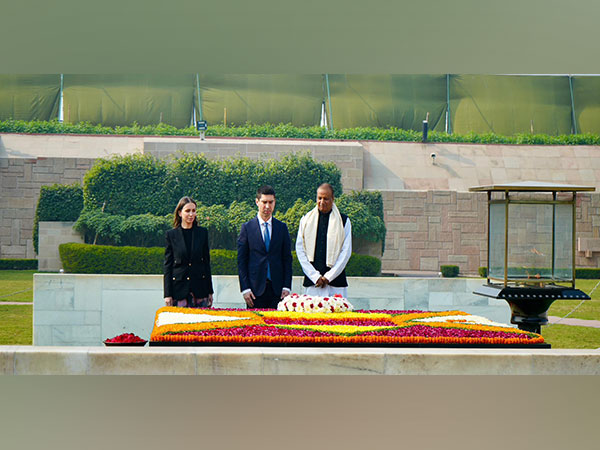 Moldova's Deputy PM Mihail Popsoi pays tribute to Mahatma Gandhi at Rajghat (Image Credit: X/@MEAIndia)