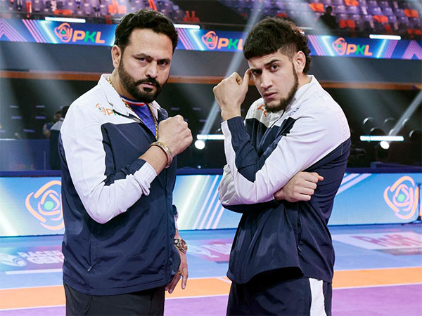 Haryana Steelers head coach Manpreet Singh (L). (Photo: PKL)