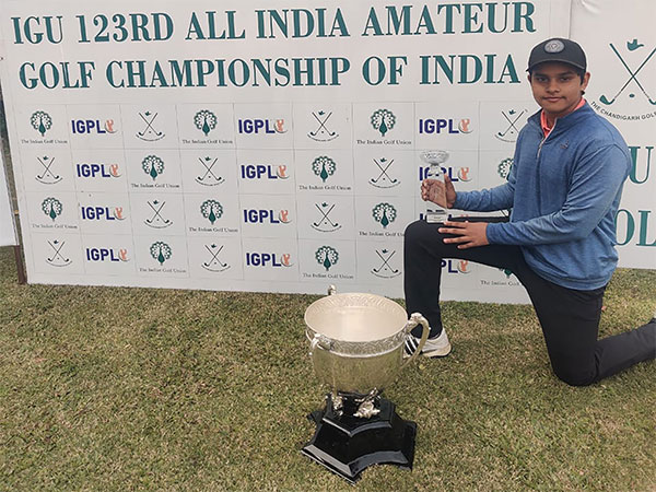 Anshul Mishra lifting All India Amateur Golf championship title (Image: AIAG)