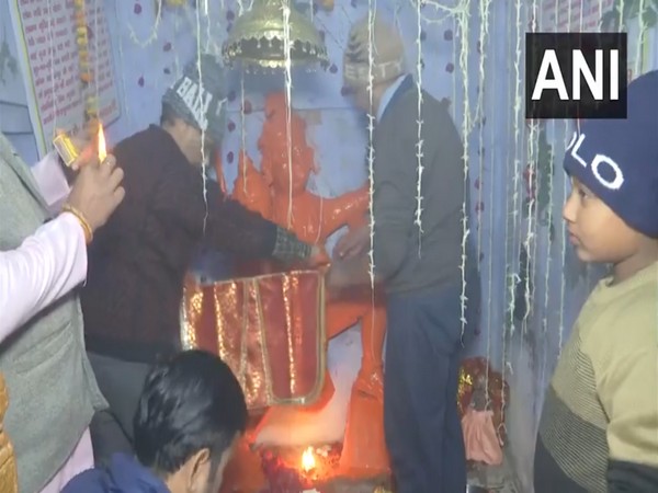 Poeple offering prayers early morning (Photo/ANI)