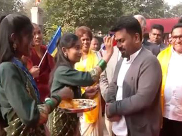 Sri Lankan President being welcomed in Bodhgaya (Photo/ANI)