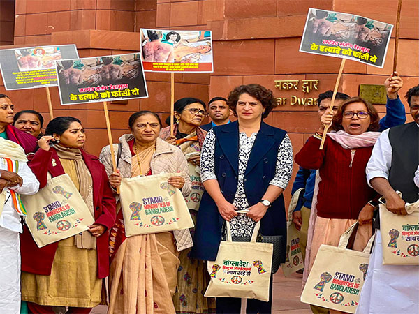 Congree MPs including Priyanka Gandhi Vadra protesting in Parliament Premise (Photo/@priyankagandhi)