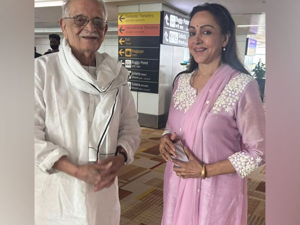 Veteran actor Hema Malini and veteran lyricist Gulzar (Image source: Instagram)