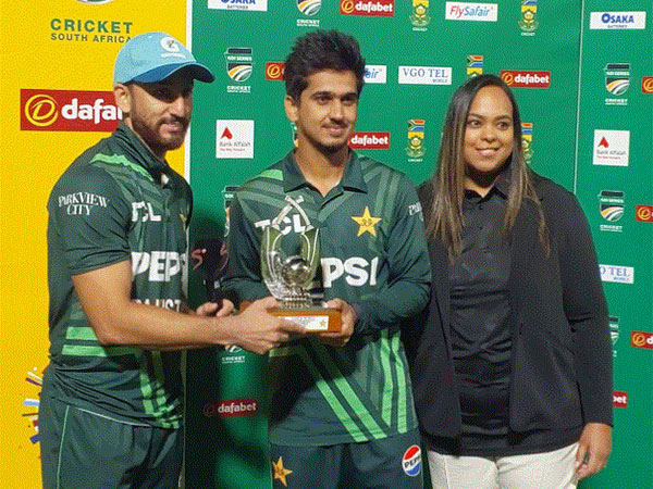 Salman Agha shares award with Saim Ayub (Photo: @TheRealPCB/X) 