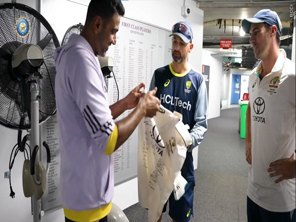 Cummins, Lyon present signed Australian jersey to Ashwin. (Picture: BCCI)