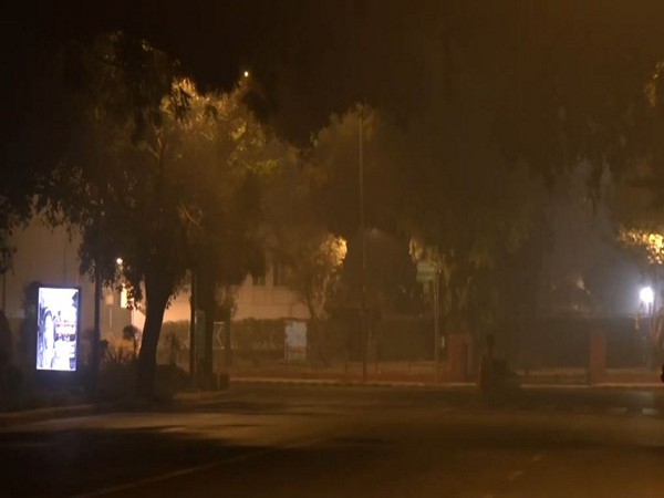 Visuals of a thick layer of smog at Maulana Azad road (Photo/ANI)