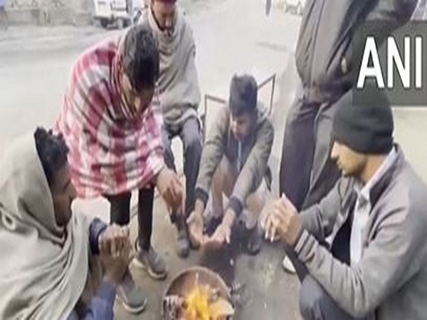 Visuals of people keeping warm in Ajmer (Photo/ANI)