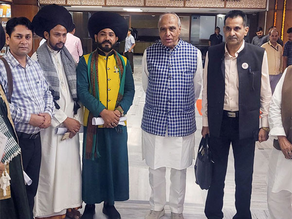 Representatives of Muslim Rashtriya Manch with Waqf Amendment Bill JPC Chairman Jagdambika Pal (File Photo/ANI)