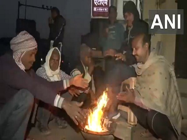 Men surrounding the Bonfire in Ayodhya (Photo/ANI)