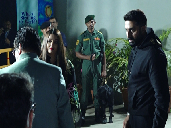 Aishwarya Rai Bachchan, Abhishek Bachchan, Big B (Photo/ANI)