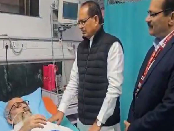 Union Minister Shivraj Singh Chouhan met injured BJP MP Pratap Sarangi at the RML Hospital (Photo/ANI)