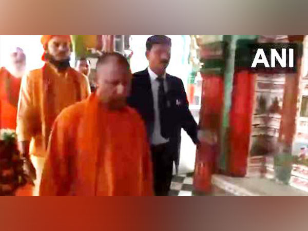 M Yogi Adityanath performed puja at Hanumangarhi temple in Ayodhya.(Photo/ANI)