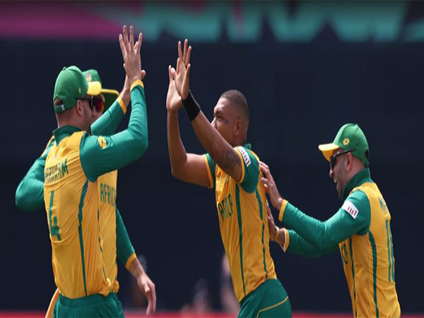 Ottneil Baartman celebrating with players (Photo: ICC) 
