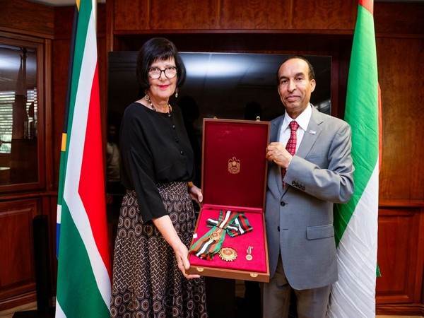 UAE President Mohamed bin Zayed Al Nahyan presents the Zayed the Second Medal to Barbara Creecy. (Photo: WAM)