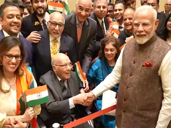 PM Modi meets 101-year-old ex-IFS officer Mangal Sain Handa. (Photo/DD News)