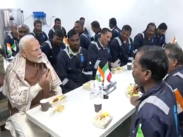 PM Modi interacts with Indian workers in Kuwait. (Photo/DD News)