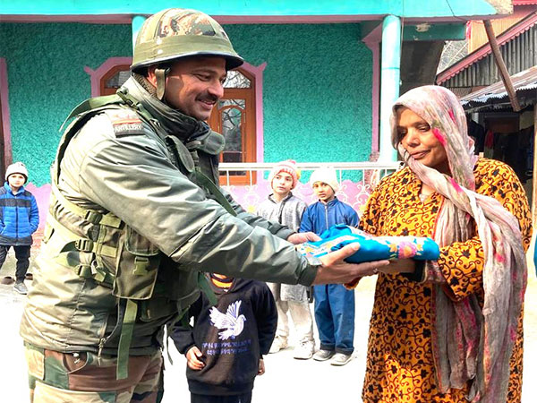 Army distributes Pheran in rural areas near Line of Control (Photo/ANI)