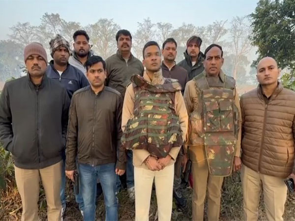 Uttar Pradesh police team along with Pilbhit SP Avinash Pandey (Photo/ ANI)