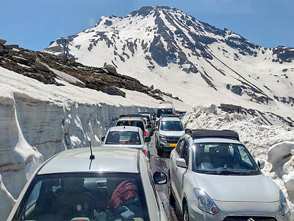  Vehicles stuck in a traffic jam at the Rohtang Pass after the upper reaches of Himachal Pradesh receive fresh snowfall (Photo/ANI)