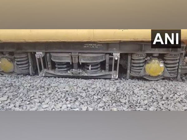 Dadar-Porbandar Saurashtra Express derails. (Photo/ANI)