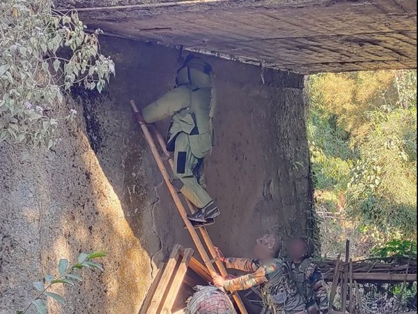 A member of bomb disposal squad removes the explosives. (Photo/X:@Spearcorps)
