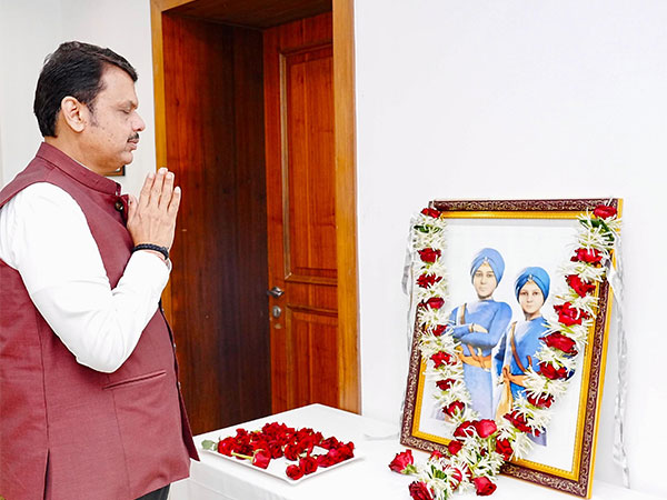  Devendra Fadnavis pays floral tributes to Sahibzades of Guru Gobind Singh Ji.(Photo/ANI) 