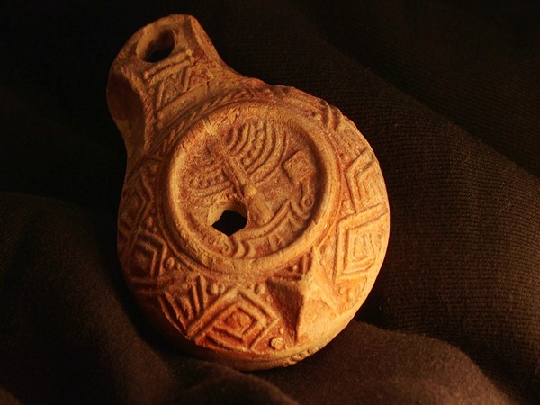The rare clay candle (Photo/Israel Antiquities Authority)