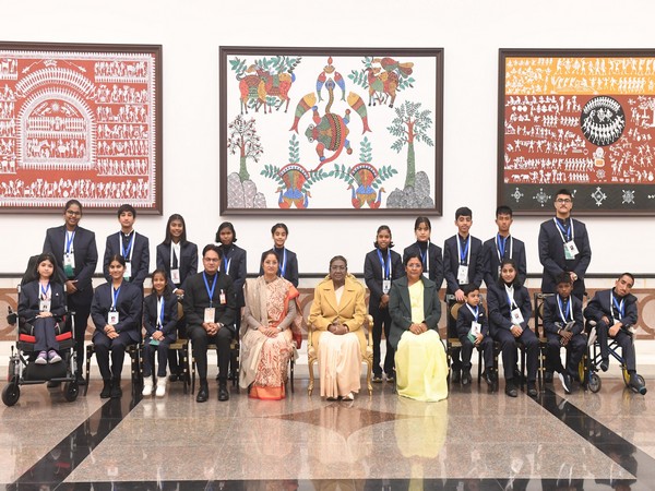 President Droupadi Murmu conferred the Pradhan Mantri Rashtriya Bal Puraskar on 17 children (Photo/X @rashtrapatibhvn)