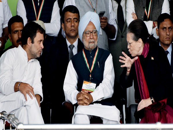 Former PM Manmohan Singh with Congress leaders Sonia Gandhi and Rahul Gandhi (File photo/ANI)