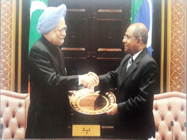 Former PM Manmohan Singh with Former Maldivian President Shahid file photo (Image/ X @abdulla_shahid)