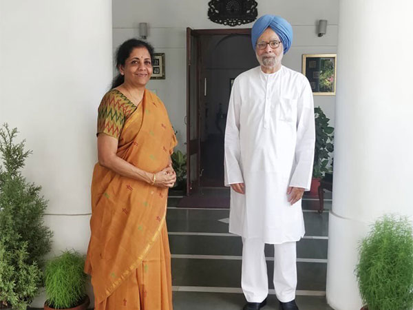  Finance Minister Nirmala Sitharaman with Manmohan Singh. (Photo: @nsitharaman)