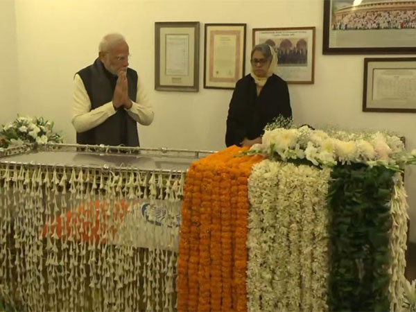 PM Modi pays last respect to former PM Manmohan Singh (Photo/ANI)