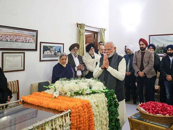 PM Narendra Modi pays tribute to former PM Manmohan Singh (Photo/@narendramodi)