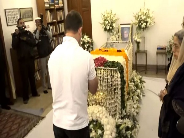 Rahul Gandhi pays his last respects to former PM Manmohan Singh (Photo/ANI)