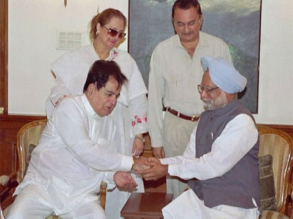 Saira, Banu, Dilip Kumar with former PM Manmohan Singh (Photo/Instagram/@sairabanu)