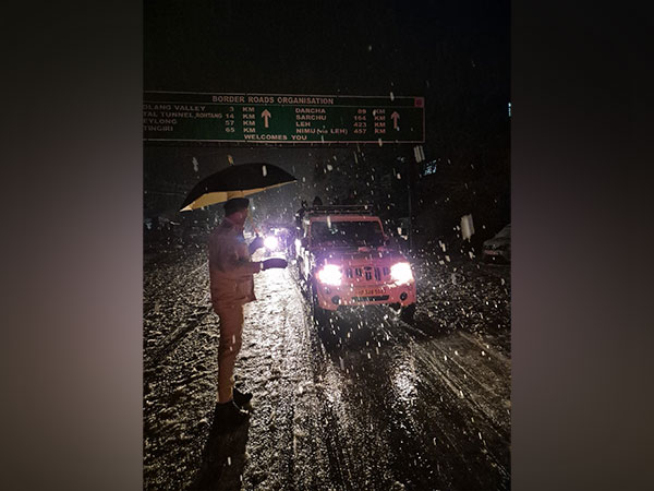 A police personnel assists tourists and visitors amid fresh snowfall in Kullu. (Pic/@PoliceKullu)