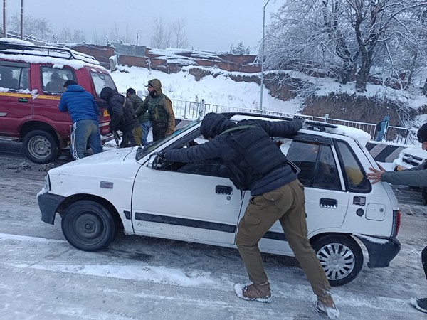 A police personnel assists a stranded vehicle (Pic credit/ Anantnag police)
