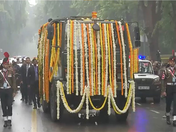 Mortal Remains of Manmohan Singh being carried to AICC HQ (Photo/ANI)